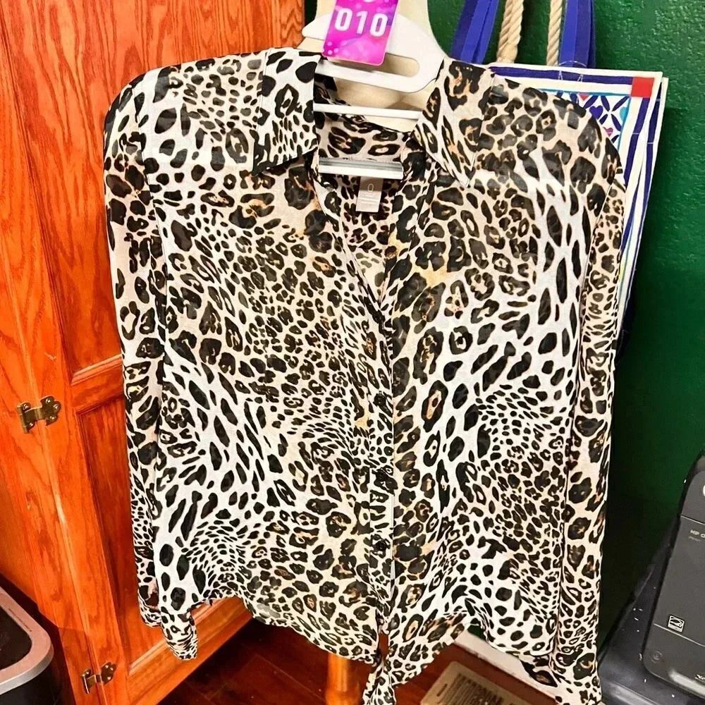 EUC Chico’s Animal Print Long Sleeve Blouse with tie Bottom #010
